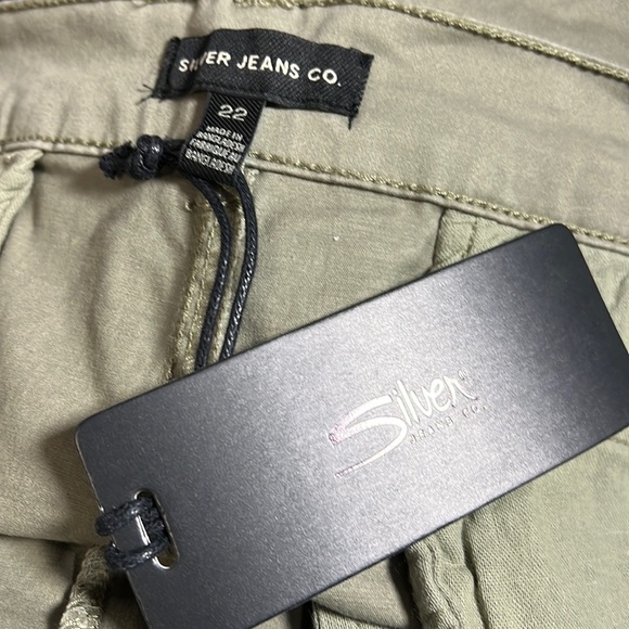 NEW Silver Jeans Co Light Olive Green Stretchy Khaki Shorts Women’s Plus Size 22 - Picture 2 of 7